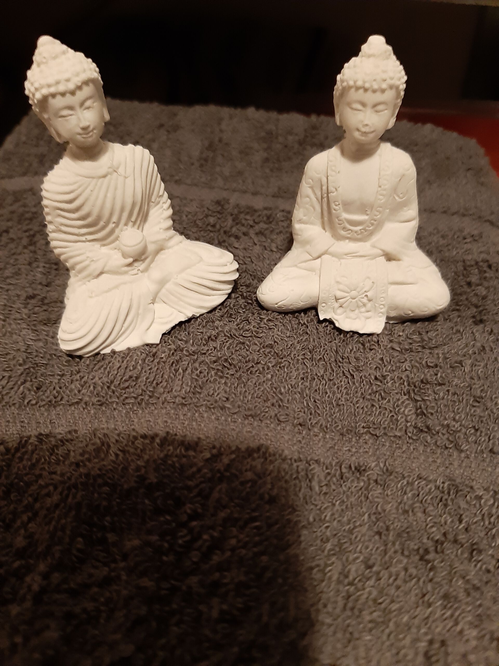 2 kleine weiße Buddha-Gipsstatuen