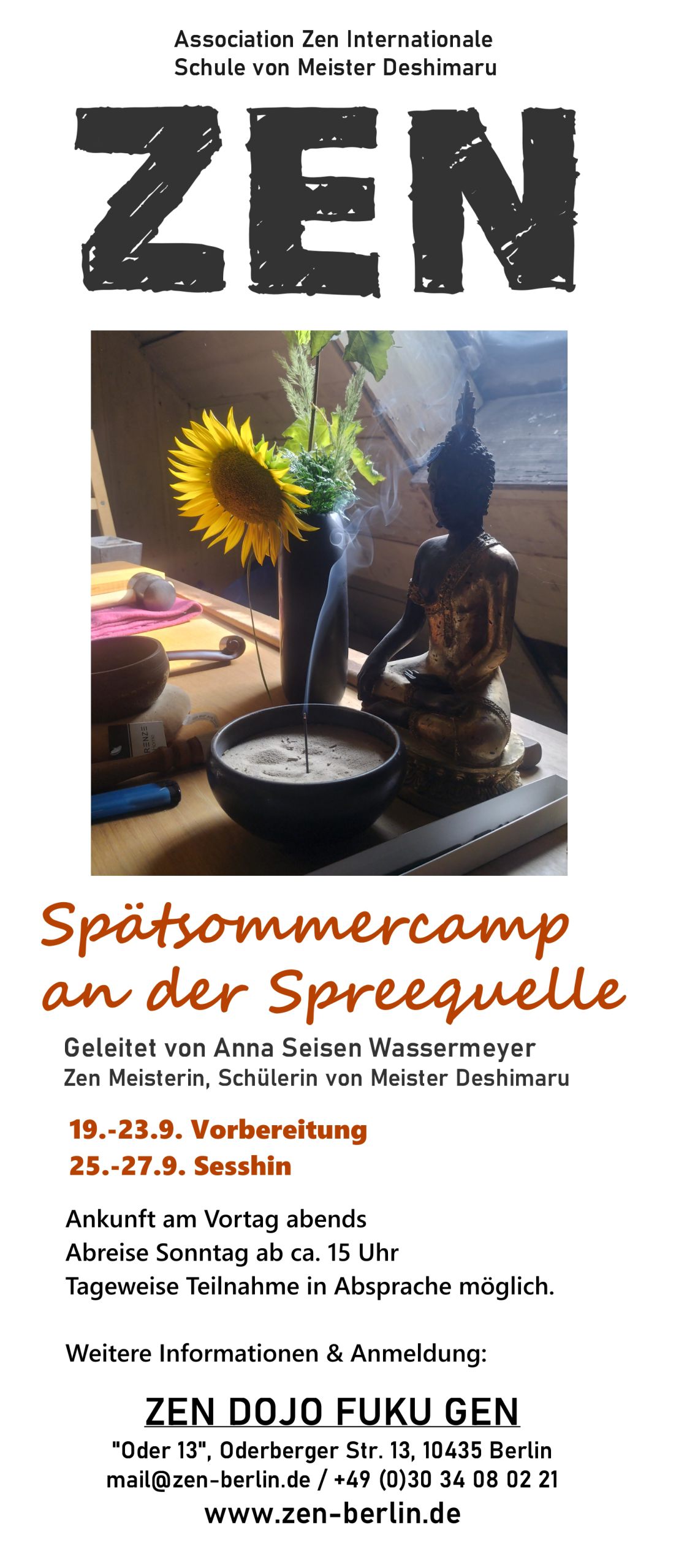 Spätsommercamp 2026 Zen, Spätsommercamp an der Spreequelle, Buddha auf Altar mit Sonnenblume und räuchendem Räucherstäbchen