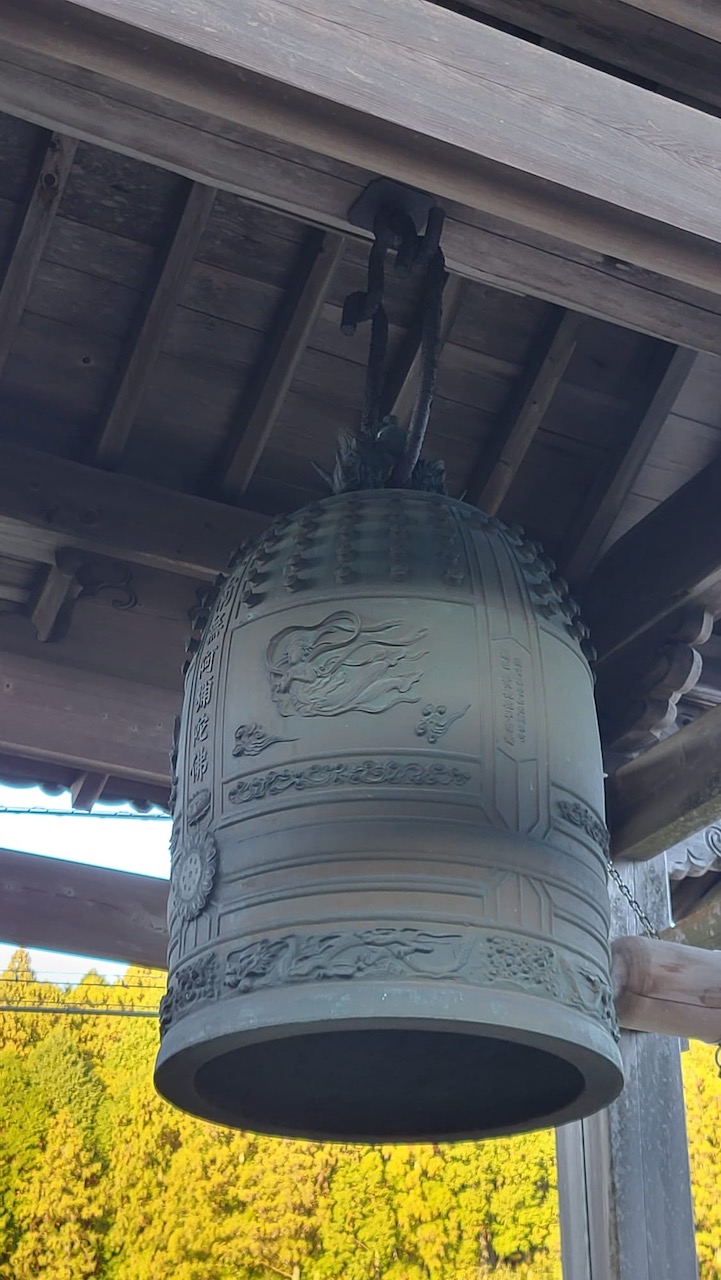 Glocke unter einem Dach hängend